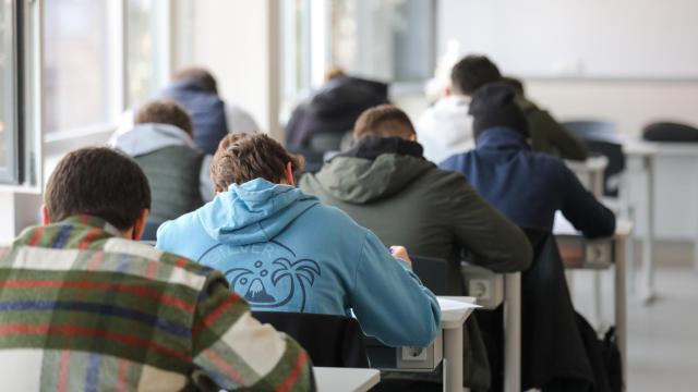 Varios alumnos, realizando un examen en un instituto.