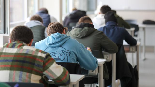 Varios alumnos, realizando un examen en un instituto.