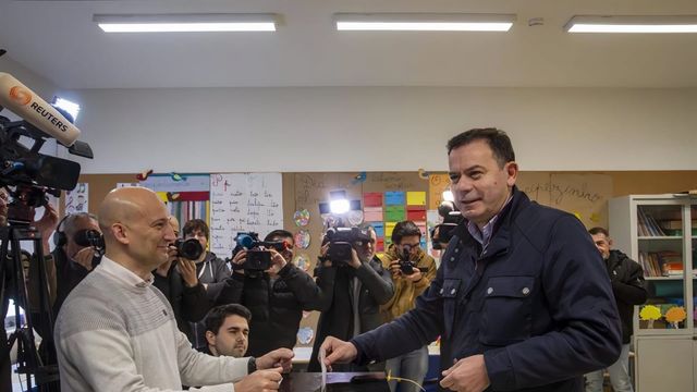 Luís Montenegro, candidado de Alianza Democrática, depositando su voto este domingo 10 de marzo.