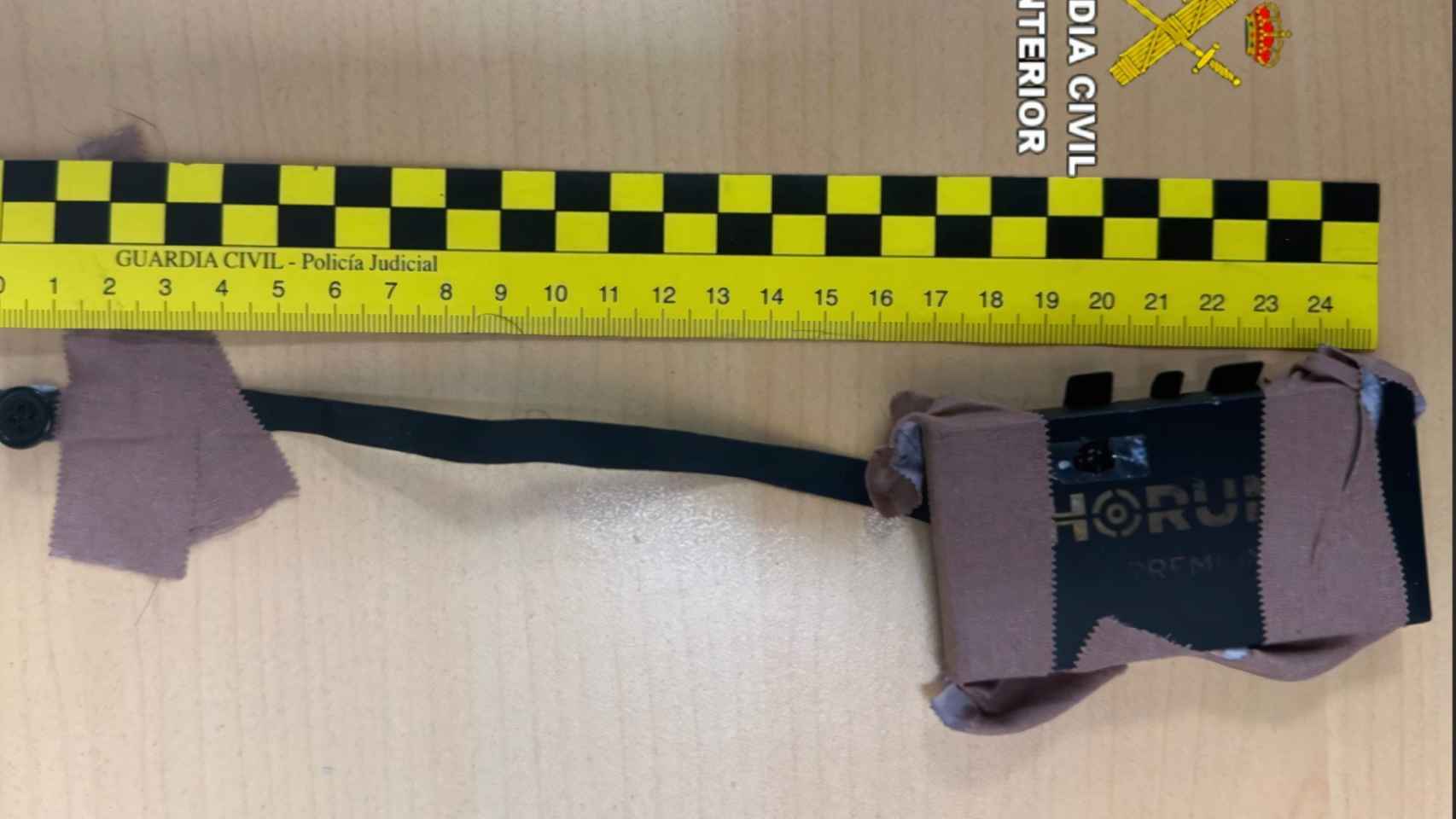Dispositivo incautado al hombre que intentó hacer trampas en el examen.