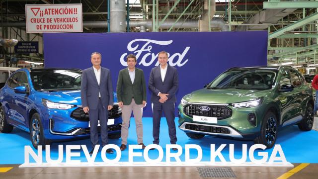 Carlos Mazón posa junto al nuevo 'Kuga' con Jesús Alonso y Daniel Ruiz. EE