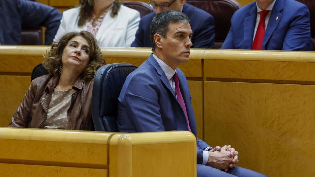 El presidente del Gobierno, Pedro Sánchez (d) y la vicepresidenta María Jesús Montero en la sesión de control al Gobierno.