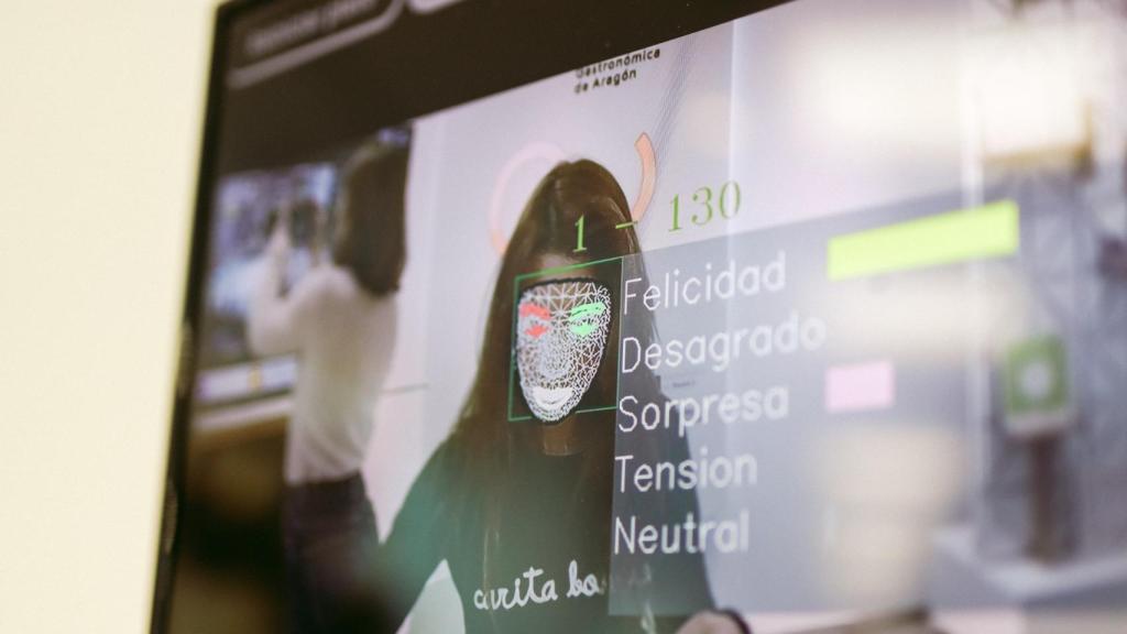 Detalle de la pantalla en la que el software desarrollado por el ITA analiza mediante IA el rostro de uno los comensales.