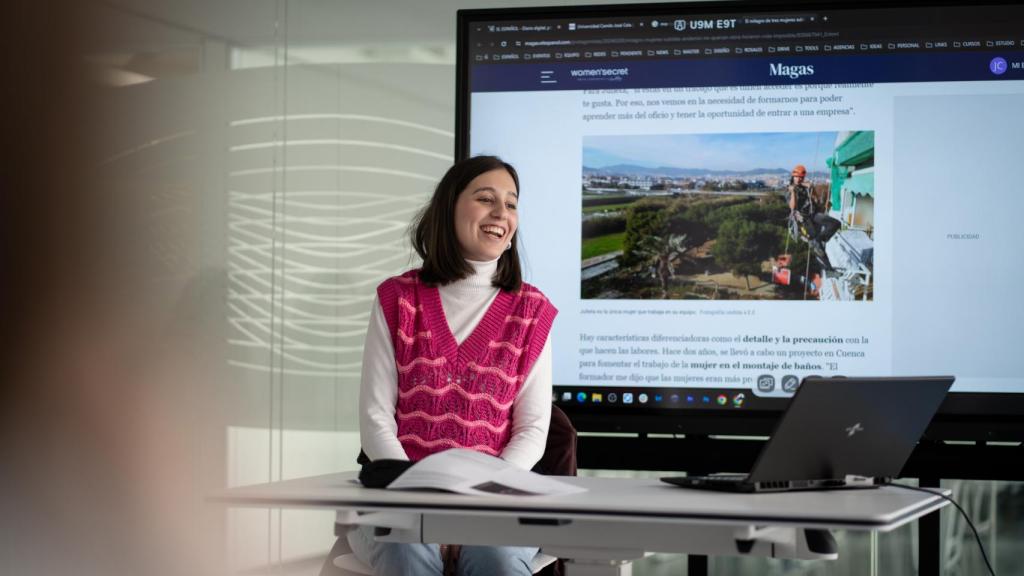 Victoria Villafranca, alumna del Máster, comparte con sus compañeros de clase uno de sus trabajos periodísticos.