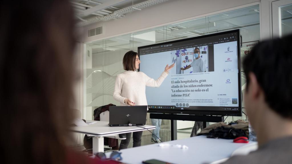 Clara Arrabal, alumna Máster de EL ESPAÑOL, muestra uno de sus reportajes publicados al resto de compañeros.