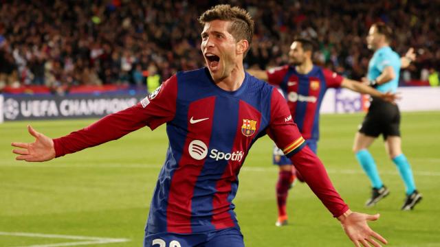 Sergi Roberto celebra el gol de Lewandowski ante el Nápoles.