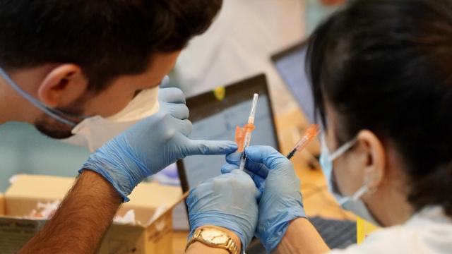 Dos enfermeros durante la campaña de vacunación