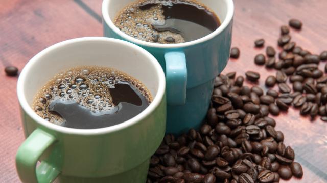 Unos vasos de café.