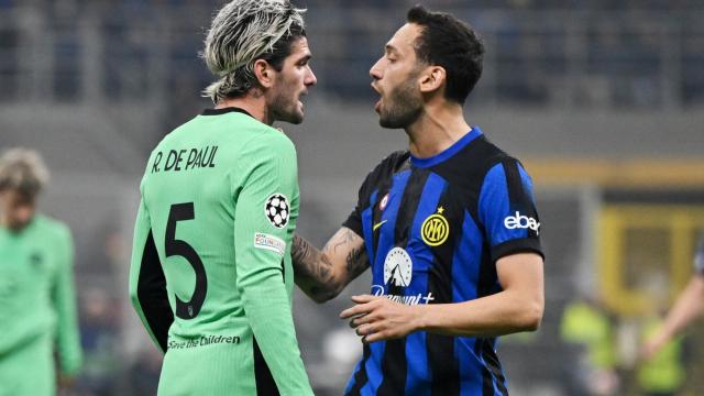 Rodrigo de Paul y Hakan Calhanoglu, en el Inter - Atlético de Madrid de Champions League