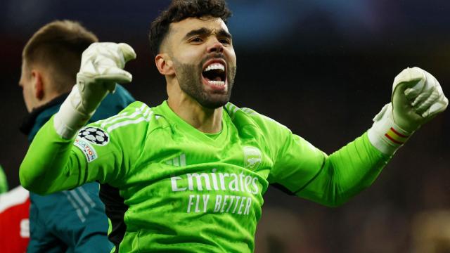 David Raya celebra la clasificación del Arsenal a cuartos de final de la Champions.