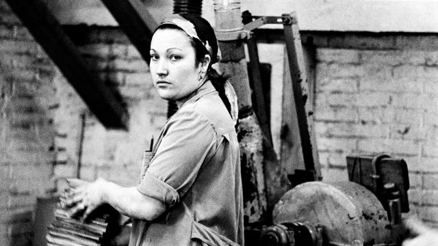 Colita: 'Obrera en la fábrica'. Barcelona, 1976. De la serie 'Trabajo o faena' © Archivo Colita Fotografía