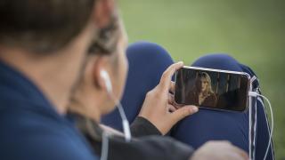 Una pareja viendo una película en el móvil