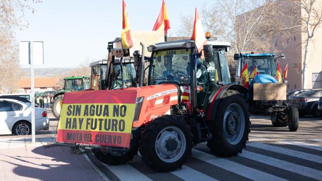 Concentración de tractores en la Consejería de Desarrollo Sostenible. Foto: Javier Longobardo