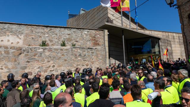 Agricultores frente a la Consejería de Agricultura de Castilla-La Mancha. Foto: Javier Longobardo.