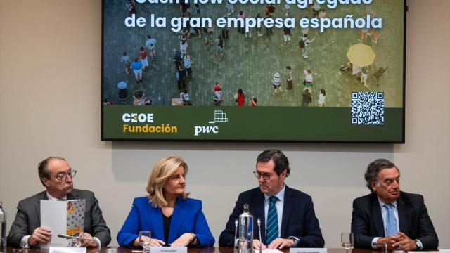 (I-D) El secretario general de la CEOE, José Alberto González-Ruiz; la presidenta de la Fundación CEOE, Fátima Báñez; el presidente de la CEOE, Antonio Garamendi y el presidente de la Fundación PwC, Santiago Barrenechea.