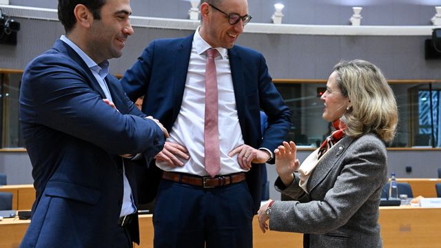 El ministro de Economía, Carlos Cuerpo, conversa con su antecesora y ahora presidenta del BEI, Nadia Calviño, durante el Ecofin de este martes en Bruselas