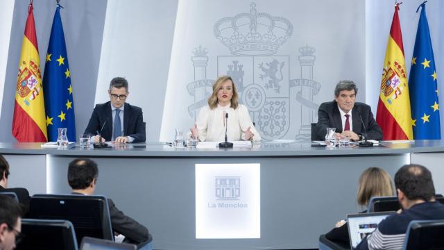 (I-D) El ministro de la Presidencia, Relaciones con las Cortes y Justicia, Félix Bolaños; la ministra de Educación, Formación Profesional y Deporte, Pilar Alegría y el ministro de Transformación Digital y Función Pública, José Luis Escrivá, durante una rueda de prensa posterior a la reunión del Consejo de Ministros