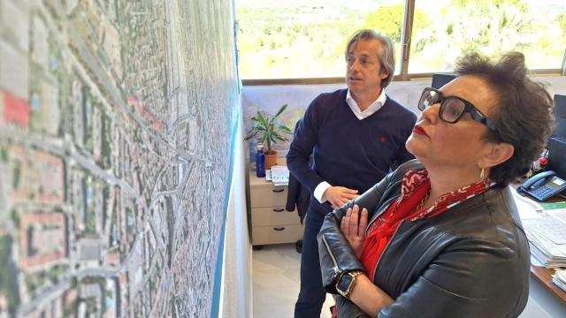 La alcaldesa de Torremolinos, Margarita del Cid, en la Oficina Municipal de Planeamiento.