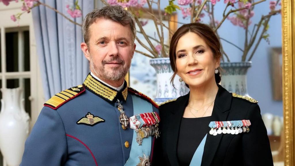 La pareja real posa en palacio.