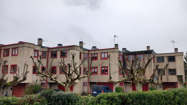 Apartamentos do tenis en Oleiros, una obra de Carlos Meijide