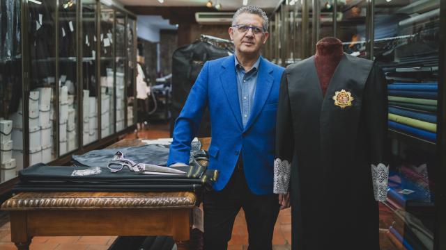 Enrique Gavilanes, sastre especializado en togas jurídicas y trajes académicos.