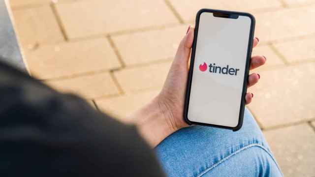 Absuelto el acusado de agredir sexualmente a una mujer que conoció en Santiago por Tinder.
