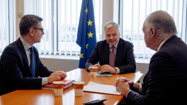 Félix Bolaños, Didier Reynders y Esteban González Pons, durante la reunión del 13 de marzo en Estrasburgo