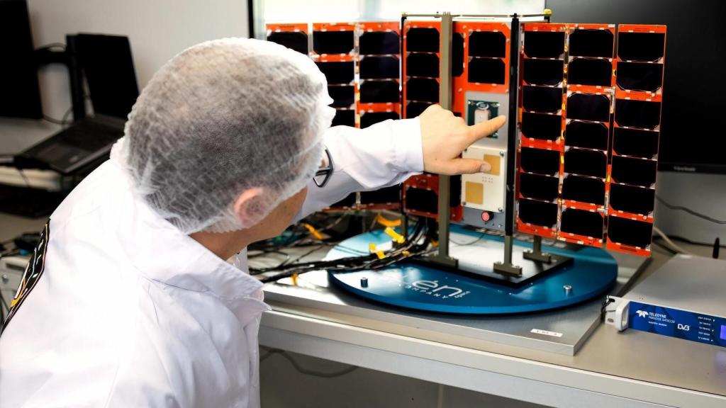 Marco Guadalupi, CTO de Sateliot, mostrando el satélite en la sala blanca