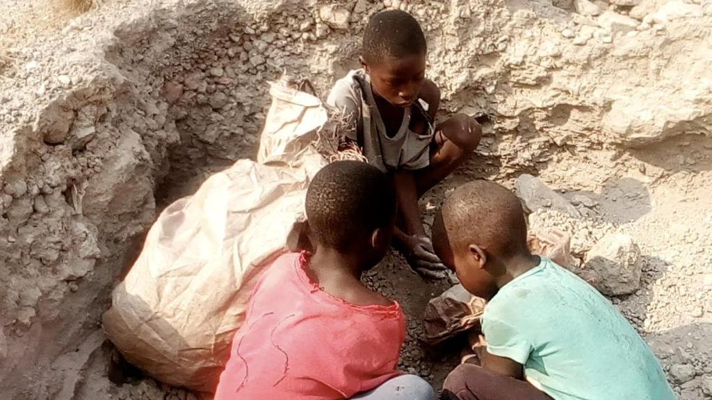 Tres niños en una mina de cobalto.