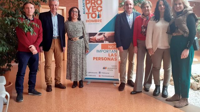 Representantes de la Fundación Iberdrola visitan Proyecto Hombre Alicante.