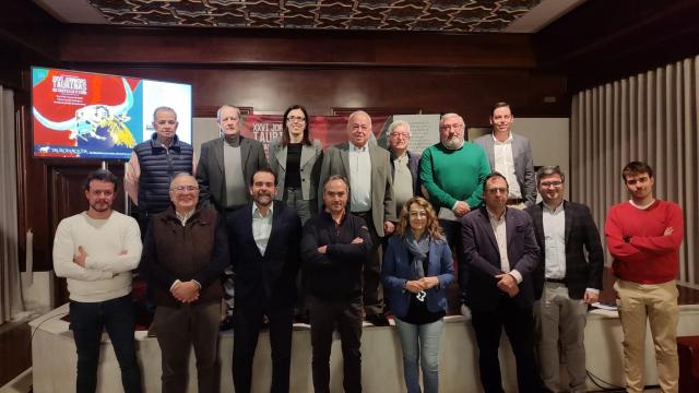 Periodistas y críticos taurinos asistentes a las Jornadas Taurinas de Castilla y León, junto al consejero de Cultura, en Ciudad Rodrigo