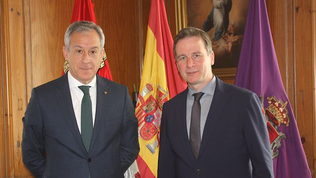 El presidente de Eurocaja Rural, Javier López Martín, con el presidente de la Diputación de Burgos, Borja Suárez Pedrosa