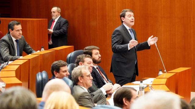 El presidente de la Junta, Alfonso Fernández Mañueco, en el pleno de las Cortes de este miércoles.