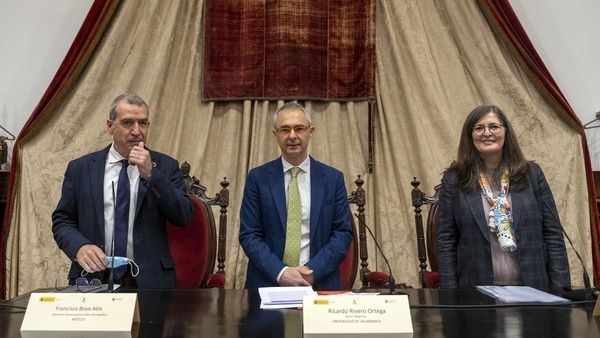 María José Rodríguez Conde, a la derecha de Ricardo Rivero