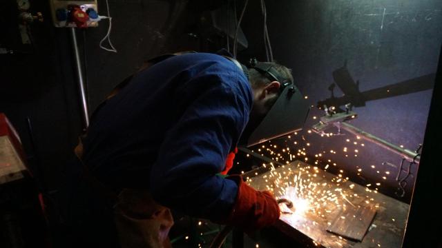 Un trabajador del sector del metal