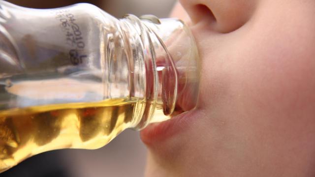 Bebiendo aceite de oliva.