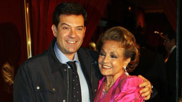 Augusto Algueró, el hijo de Carmen Sevilla, en una fotografía de archivo junto a su querida madre.