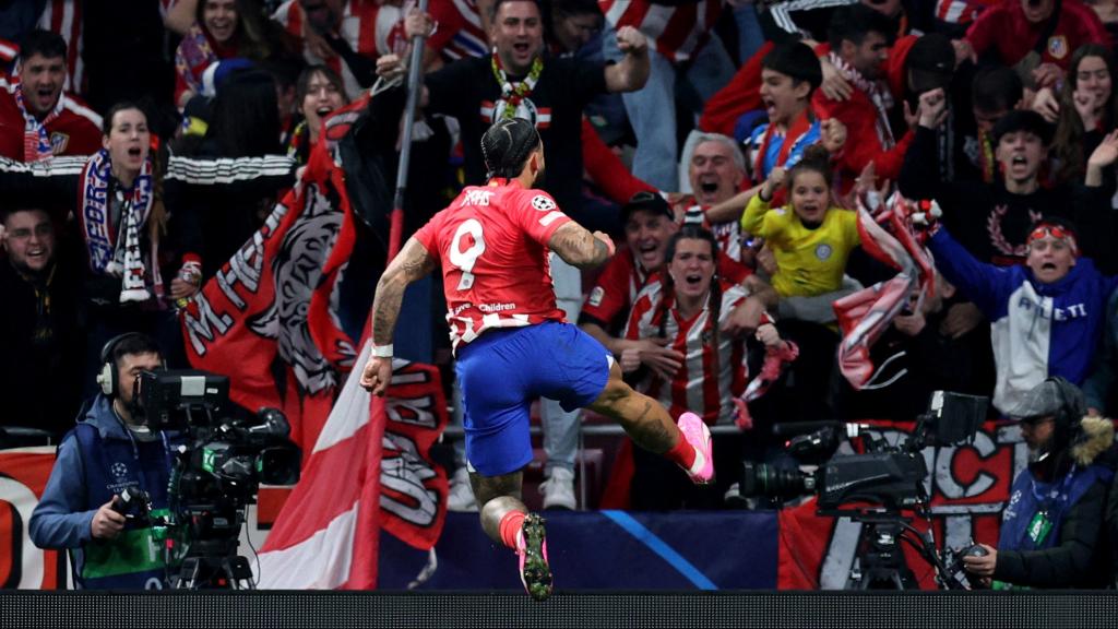 Memphis Depay celebra el gol para el Atlético ante el Inter.