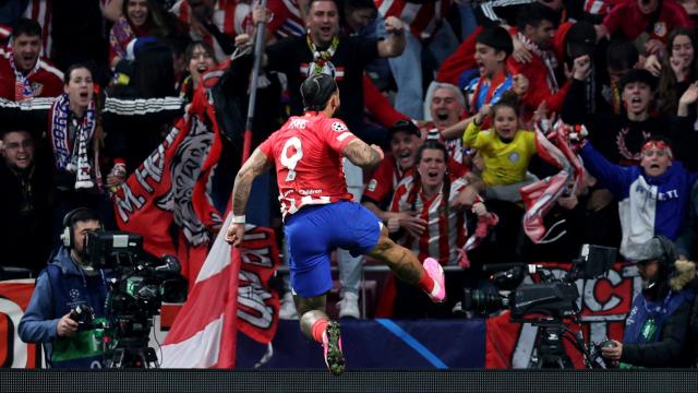 Memphis Depay celebra el gol para el Atlético ante el Inter