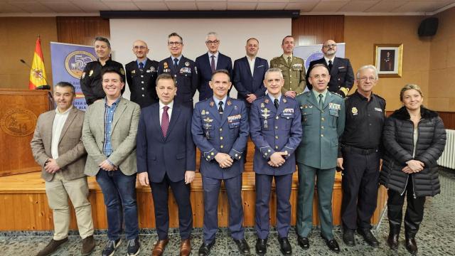 Foto de familia de la presentación de las actividades con motivo del 50 aniversario del Ala 14 del Ejército del Aire