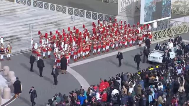 El Papa Francisco pasando en el papa-móvil junto a los 'armaos'.