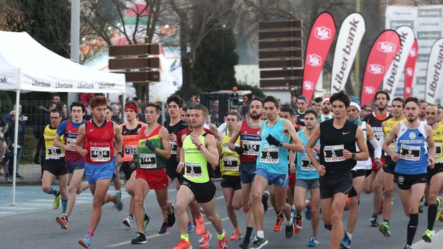 Un grupo de atletas participan en una carrera popular celebrada en Toledo.