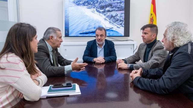 Reunión entre técnicos de la concejalía de playas y profesionales del sector.