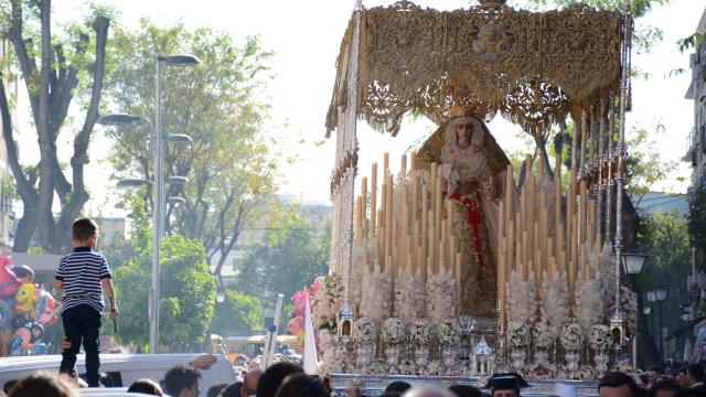 Un niño junto al palio de la Virgen de la Salud, de San Gonzalo