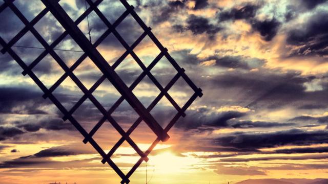 Atardecer en Campo de Criptana (Ciudad Real). Imagen de archivo