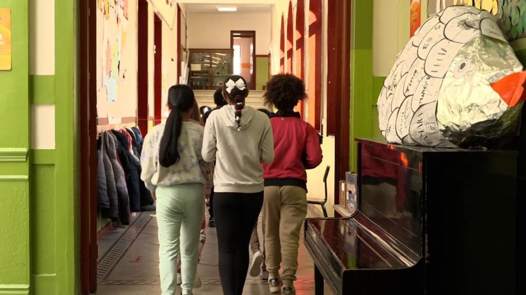 Chicas en un colegio.
