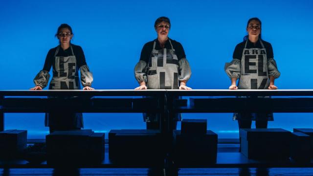 Ángela Ibáñez, Patricia de Lorenzo y Chusa Pérez Vallejo en una escena de 'Helen Keller, ¿la mujer maravilla?'. Foto: Sabela Eiriz