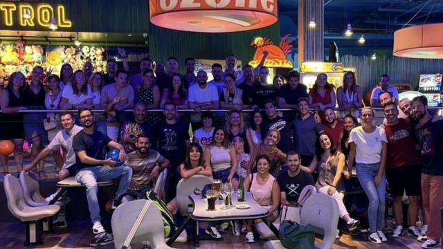 Una de las quedadas de la comunidad 'Adisfrutar' en una bolera de Alicante.