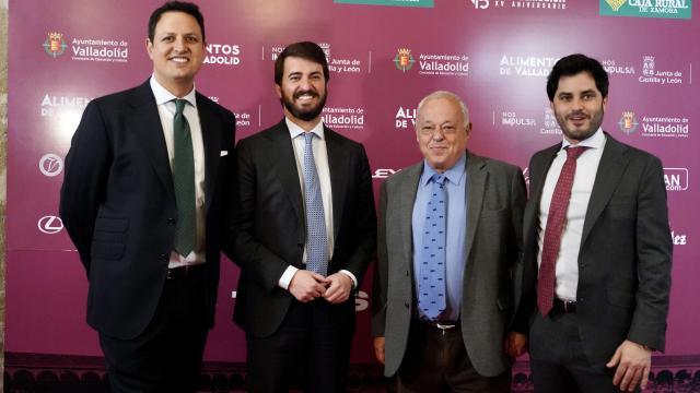 El vicepresidente de la Junta, Juan García-Gallardo; y el consejero de Cultura y Turismo, Gonzalo Santonja, junto a Alberto García e Ignacio de la Viuda, de Tauroemoción