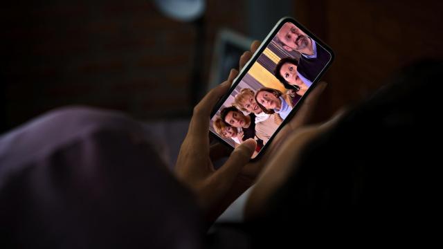 Ver series en la cama es una práctica muy habitual, pero no beneficiosa.